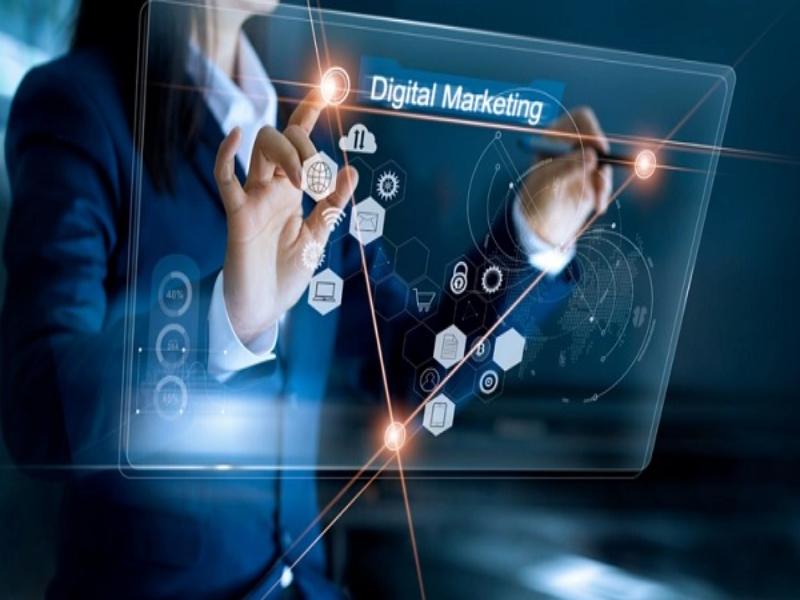 Nhân viên digital marketing xây dựng các chiến dịch quảng cáo